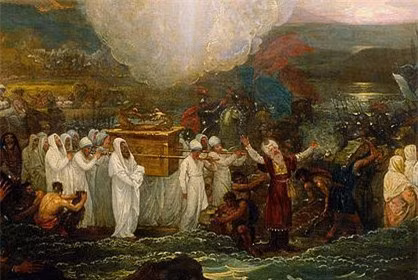 Một chi tiết đặc biệt của hòm giao ước là trên trên nắp hòm có 2 bức tượng bằng vàng tạc hình thiên sứ hộ giá. Hai thiên sứ trong tư thế quỳ, mặt đối mặt với nhau, đầu cúi gằm và giương rộng đôi cánh lớn.