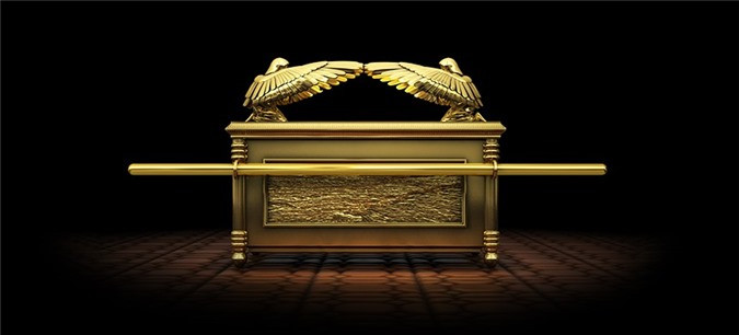 Theo các tư liệu, hòm giao ước có chiều dài 1,1m, chiều rộng và chiều cao là 0,65 m. Chiếc hòm quý giá được làm bằng gỗ keo, dát vàng nguyên chất cả bên trong lẫn bên ngoài. Thêm nữa, hòm giao ước được trang trí những hoa văn họa tinh xảo và phức tạp.