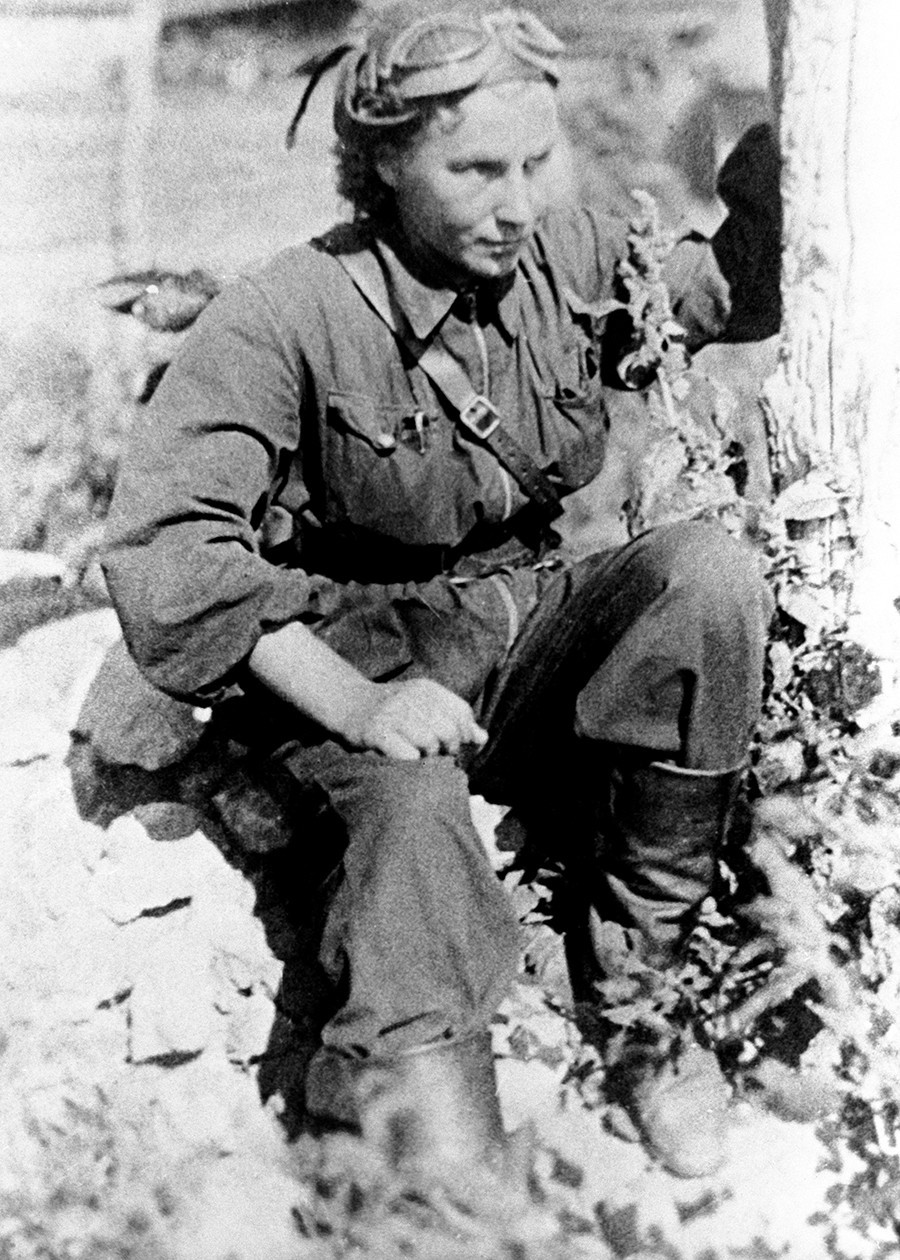 Đến năm 1979, giới chức trách tìm được hài cốt của phi công Litvyak được chôn cất tại làng Dmitrievka, tỉnh Shakhterski. Vào ngày 6/5/1990, nhà lãnh đạo Liên Xô Mikhail Gorbachev truy tặng nữ phi công Litvyak danh hiệu Anh hùng Liên Xô.