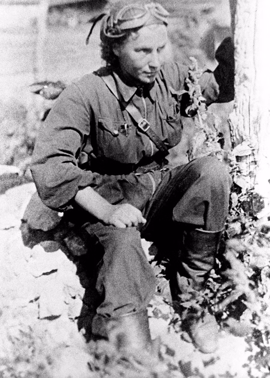 Đến năm 1979, giới chức trách tìm được hài cốt của phi công Litvyak được chôn cất tại làng Dmitrievka, tỉnh Shakhterski. Vào ngày 6/5/1990, nhà lãnh đạo Liên Xô Mikhail Gorbachev truy tặng nữ phi công Litvyak danh hiệu Anh hùng Liên Xô.