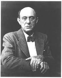 Sinh thời, ông Schoenberg rất sợ con số 13. Nhà soạn nhạc chào đời vào ngày 13/9 và tin rằng bản thân sẽ qua đời vào ngày 13 của một tháng nào đó trong tương lai. Theo đó, ông Schoenberg tránh sử dụng con số 13 trong các sinh hoạt hàng ngày. Điển hình là việc ông thay đổi số lượng ký tự trong tựa đề vở opera "Moses and Aaron" thành "Moses and Aron".