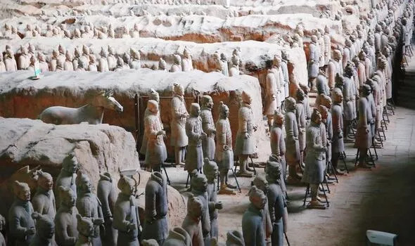 Sau khi được khai quật, các bức tượng đất nung trong đội quân hộ tống Tần Thủy Hoàng sang cõi âm được các chuyên gia cẩn thận vận chuyển tới phòng phục dựng trước khi trưng bày cho du khách chiêm ngưỡng.