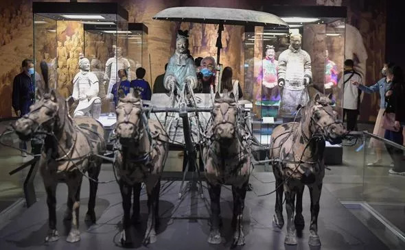 Ngoài đội quân đất nung, các nhà khảo cổ còn tìm được nhiều cổ vật khác như cung tên, giáo, kiếm... còn nguyên vẹn trong mộ cổ của Tần Thủy Hoàng.