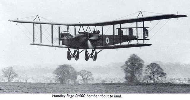 Theo nhà sử học Jon Guttman, ban đầu, máy bay được các nước sử dụng với mục đích trinh sát nhằm xác định vị trí đóng quân, động thái của quân địch...