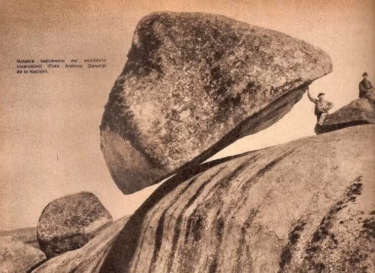 Cụ thể, hòn đá La Piedra Movediza nằm trên đỉnh một ngọn đồi nhìn xuống thành phố Tandil, phía Đông Argentina. Người dân địa phương phát hiện hòn đá La Piedra Movediza bằng cách đặt chai thủy tinh bên dưới điểm tựa cho nó.