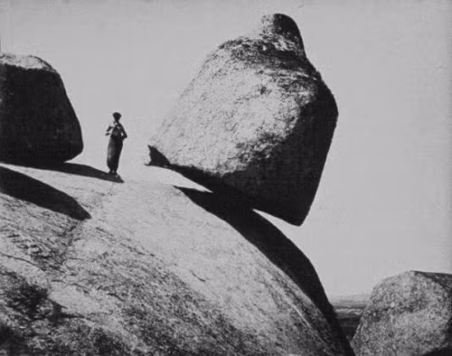 Hòn đá đó chính là La Piedra Movediza. Sau khi con báo sư tử chết, linh hồn của nó bị nhốt chặt dưới đống đá. Mỗi khi Mặt trời mọc, linh hồn của con quái vật lại rục rịch muốn thoát ra ngoài nhưng không thành công. Đó được cho chính là lý do hòn đá La Piedra Movediza "biết đi".