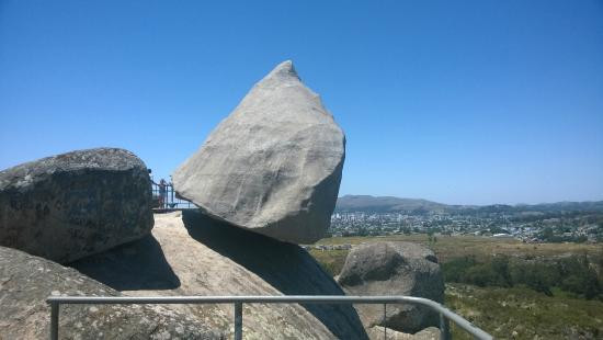 Tuy nhiên, vào rạng sáng 29/2/1912, hòn đá La Piedra Movediza dịch chuyển và rơi xuống phía dưới rồi vỡ tan. Theo đó, bí ẩn về nó mãi chìm trong "bóng tối".