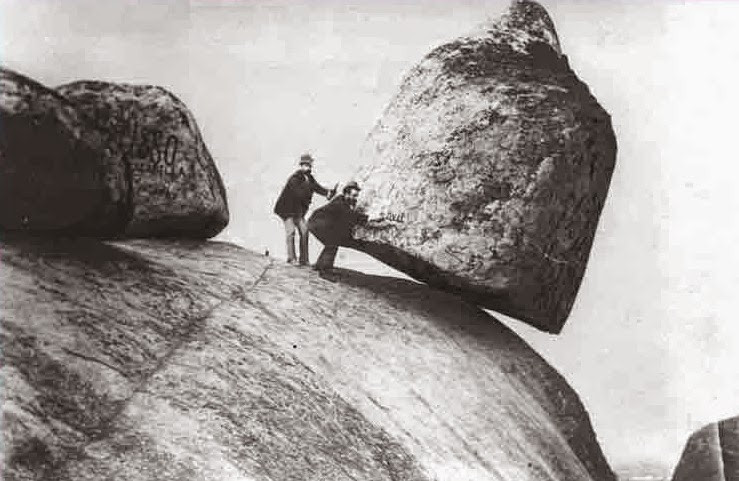 Rất lâu về sau, con người nhận thấy Mặt Trời ngày càng yếu đi. Không những vậy, họ phát hiện có một con báo sư tử khổng lồ có cánh đang đe dọa Mặt Trời và quấy rối thiên đường.