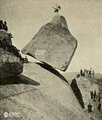 Theo đó, con báo sư tử bị thương nặng. Kế đến, các chiến binh ném những hòn đá về phía quái vật khiến nó bị chôn sống trong đống đá khổng lồ. Mộ đá của con quái vật hình thành dãy núi Sierra de Tandil. Hòn đá cuối cùng được các chiến binh ném về phía quái vật mắc kẹt trên đỉnh của mũi tên xuyên qua bụng con con báo sư tử.