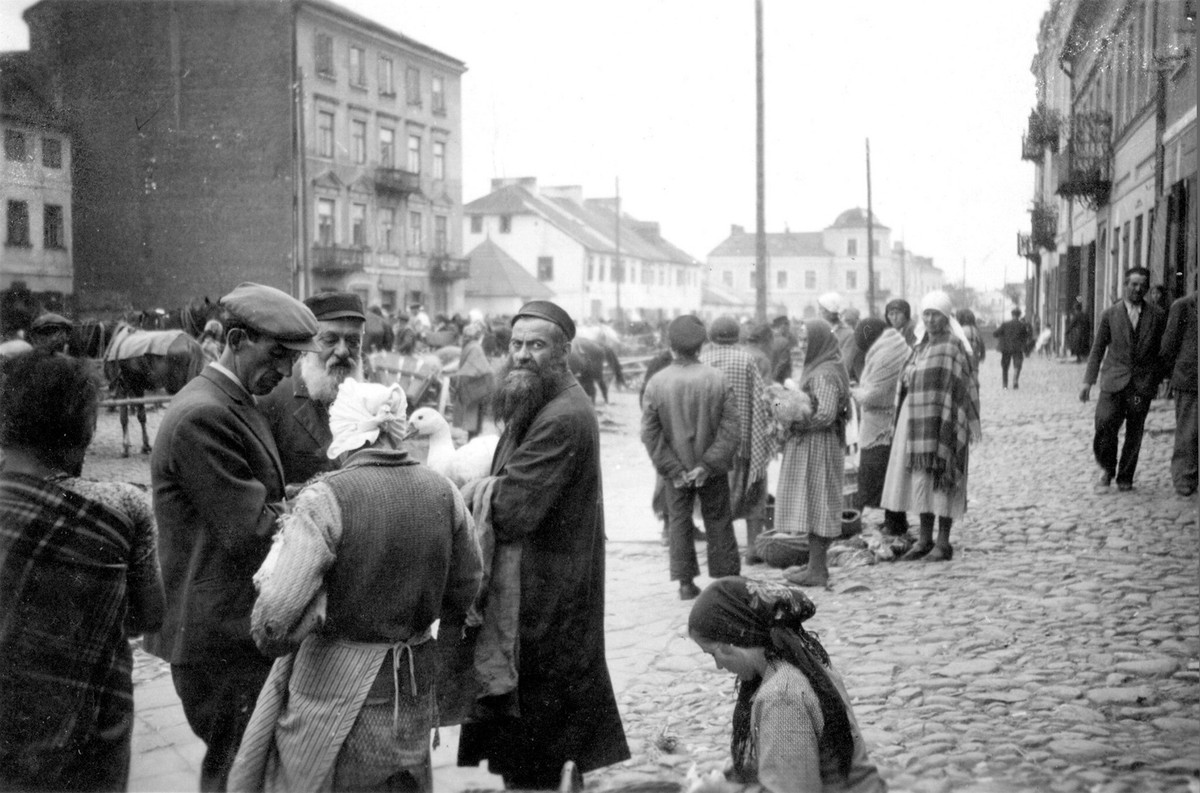 Năm 1938, bà Monte gặp George Strauss - nghị sĩ đảng lao động của Lambeth North và là Bộ trưởng nội các tương lai dưới thời Harold Wilson) là một thành viên cánh tả duy tâm. Ông Strauss hỗ trợ tiền bạc để bà Monte thành lập tờ báo Tribune với mục đính chống chủ nghĩa phát xít, ủng hộ chủ nghĩa xã hội.