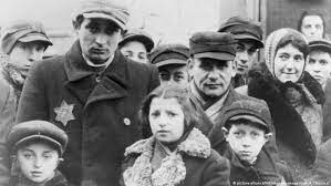 Từ đây, bà Margot có cơ hội làm thư ký cho người bạn của ông Max là Hans Litten - luật sư đã thẩm vấn trùm phát xít Hitler suốt 3 tiếng tại một phiên tòa diễn ra năm 1931.