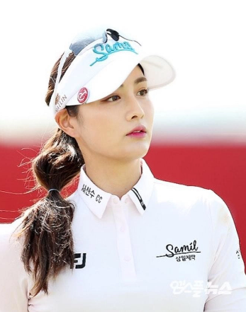 Mới đây, cộng đồng mạng xứ Hàn đưa tin người hâm mộ xôn xao trước thông tin nam ca sĩ Bi Rain ngoại tình với golfer kém 14 tuổi Park Gyeol.