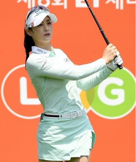 Nữ vận động viên cao 1,67 m, thân hình nóng bỏng. Đặc biệt, gương mặt của Park Gyeol sang trọng, có nét thông minh.