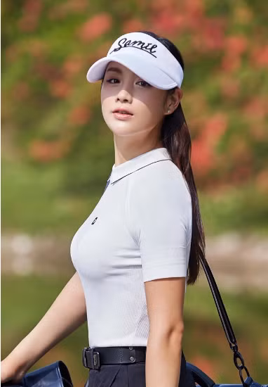Vẻ đẹp mạnh khỏe, gợi cảm của Park Gyeol trên sân golf. Cô cũng được đánh giá có phong cách thời trang cuốn hút.