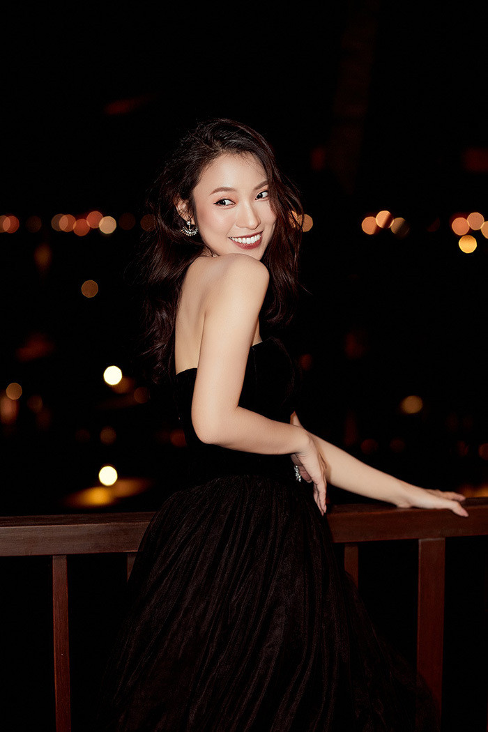 Qua những bức ảnh được Khánh Vy đăng tải, có thể thấy cô nàng không chỉ chăm chút hình ảnh chỉn chu mà cô còn rất biết cách tạo dáng để khoe trọn vẻ đẹp hình thể của mình.