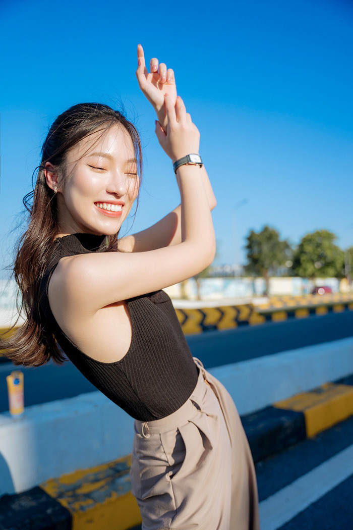 Gương mặt xinh đẹp của cô nàng cũng khiến ai cũng dành lời khen ngợi.