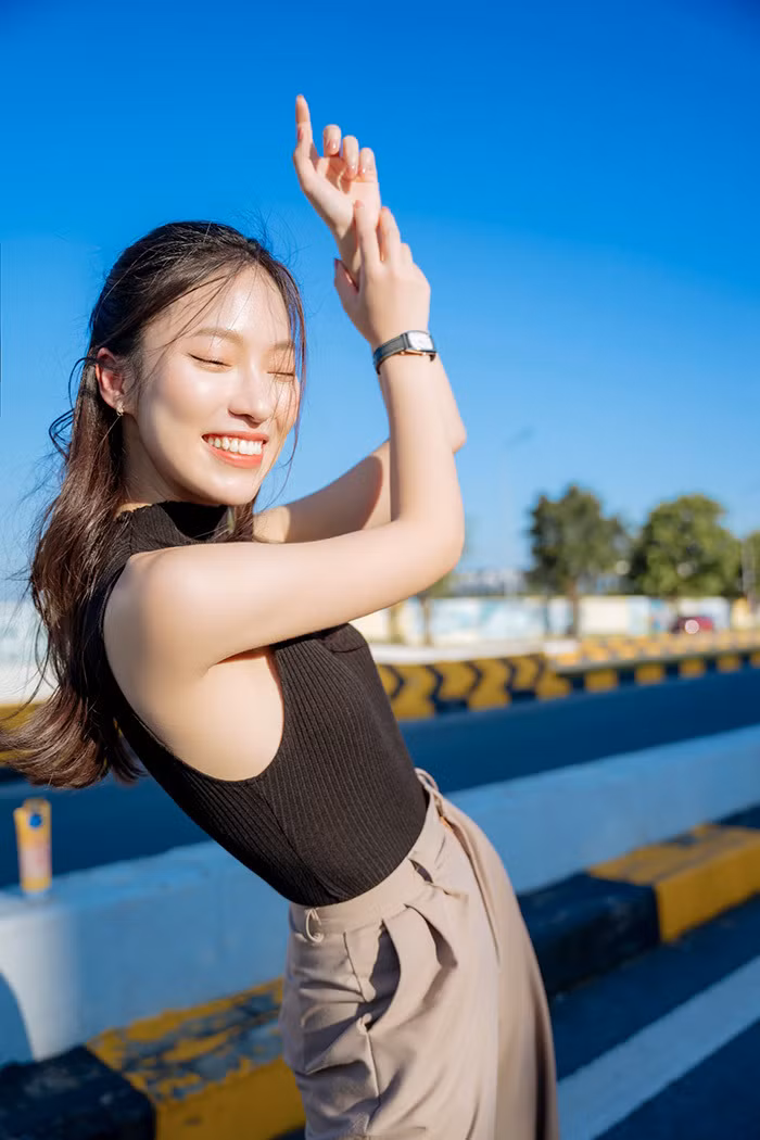 Gương mặt xinh đẹp của cô nàng cũng khiến ai cũng dành lời khen ngợi.