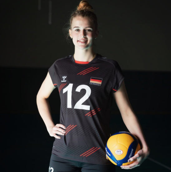 Cô thường bắt đầu buổi sáng bằng các bài tập thể dục và chú ý rất kỹ trong vấn đề ăn uống.