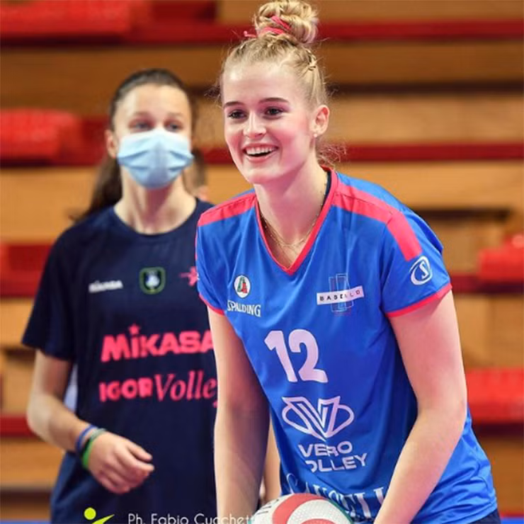 Người đẹp bóng chuyền này còn là 1 trong 3 tay đập chủ lực ghi nhiều điểm nhất cho tuyển Đức ở trận thắng trước Thái Lan trong khuôn khổ lượt trận thứ 2 của vòng bảng 2 giải bóng chuyền nữ vô địch thế giới 2022 diễn ra tối ngày 5/10.