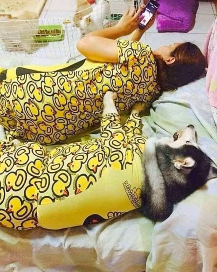 Được mặc áo đôi với mẹ người ta mà còn biết nịnh nọt, đấm lưng nữa thì kỳ này có người ra rìa thật rồi. Ảnh: Tổng hợp