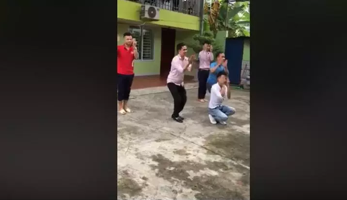 Một món quà 20/10 độc đáo khác cũng từ màn tập văn nghệ hài hước của các ông chồng.