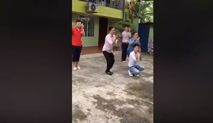 Một món quà 20/10 độc đáo khác cũng từ màn tập văn nghệ hài hước của các ông chồng.