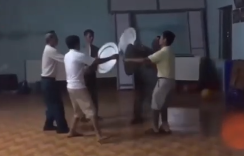 Theo chia sẻ, đây là buổi luyện tập cho tiết mục dành tặng cho các bà vợ của xóm nhân ngày Phụ nữ Việt Nam, sẽ được biểu diễn trực tiếp trên sân khấu vào tối 18/10.