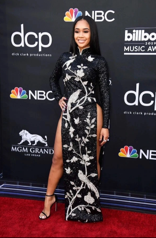 Cũng trong năm 2019, rapper người Mỹ Saweetie từng mặc áo dài... không quần xuất hiện trên thảm đỏ lễ trao giải âm nhạc Billboard Music Awards. Hình ảnh mặc áo dài phản cảm này cũng bị chỉ trích kịch liệt.