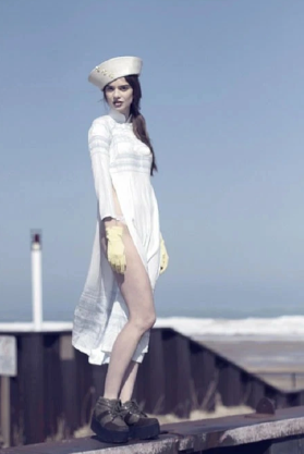 Năm 2013, cư dân mạng Việt Nam bức xúc trước bức ảnh người mẫu Tây mặc áo dài phản cảm, sự phản ứng đã khiến nữ nhiếp ảnh gia người Mỹ Franey Miller phải xin lỗi.