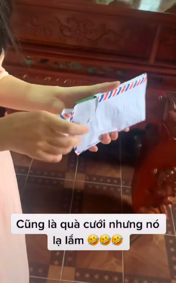 Mới đây, mạng xã hội TikTok lại rần rần chia sẻ một đoạn clip màn bóc quà cưới của bạn thân khiến nhiều người được một phen phì cười. Ảnh: Cắt từ clip TikTok V.J