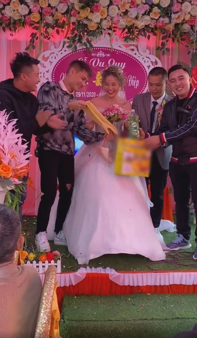 Cô dâu này còn được bạn thân tặng cho chiếc gang tay để tiện về nhà chồng rửa bát cũng cực kỳ hài hước.