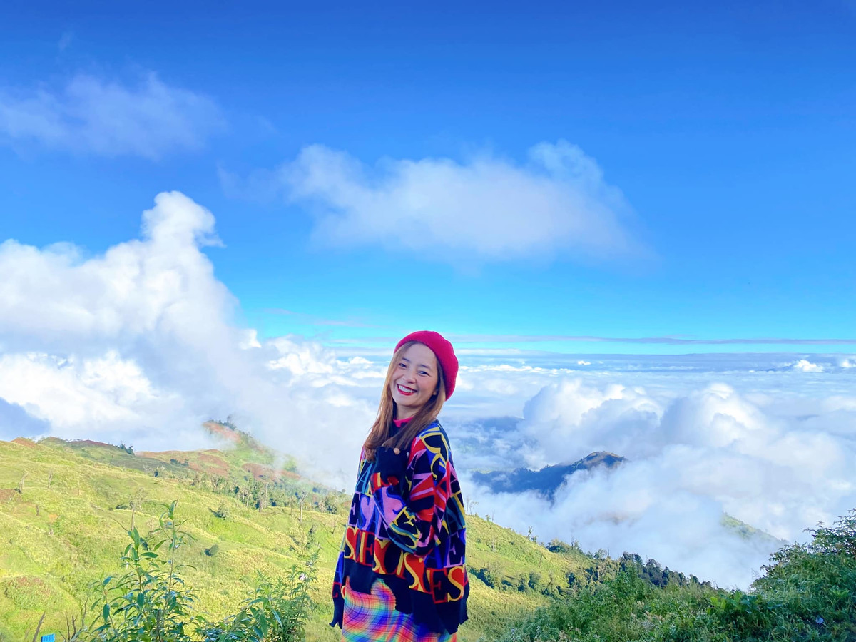 Mây ở núi Lảo Thẩn dày đặc, hòa cùng ánh bình minh sáng vàng và khung cảnh hoang sơ tạo nên quang cảnh hùng vĩ, yên bình mà ai cũng nên cảm nhận một lần trong đời. Ảnh: Hoàng Thuỳ Dương