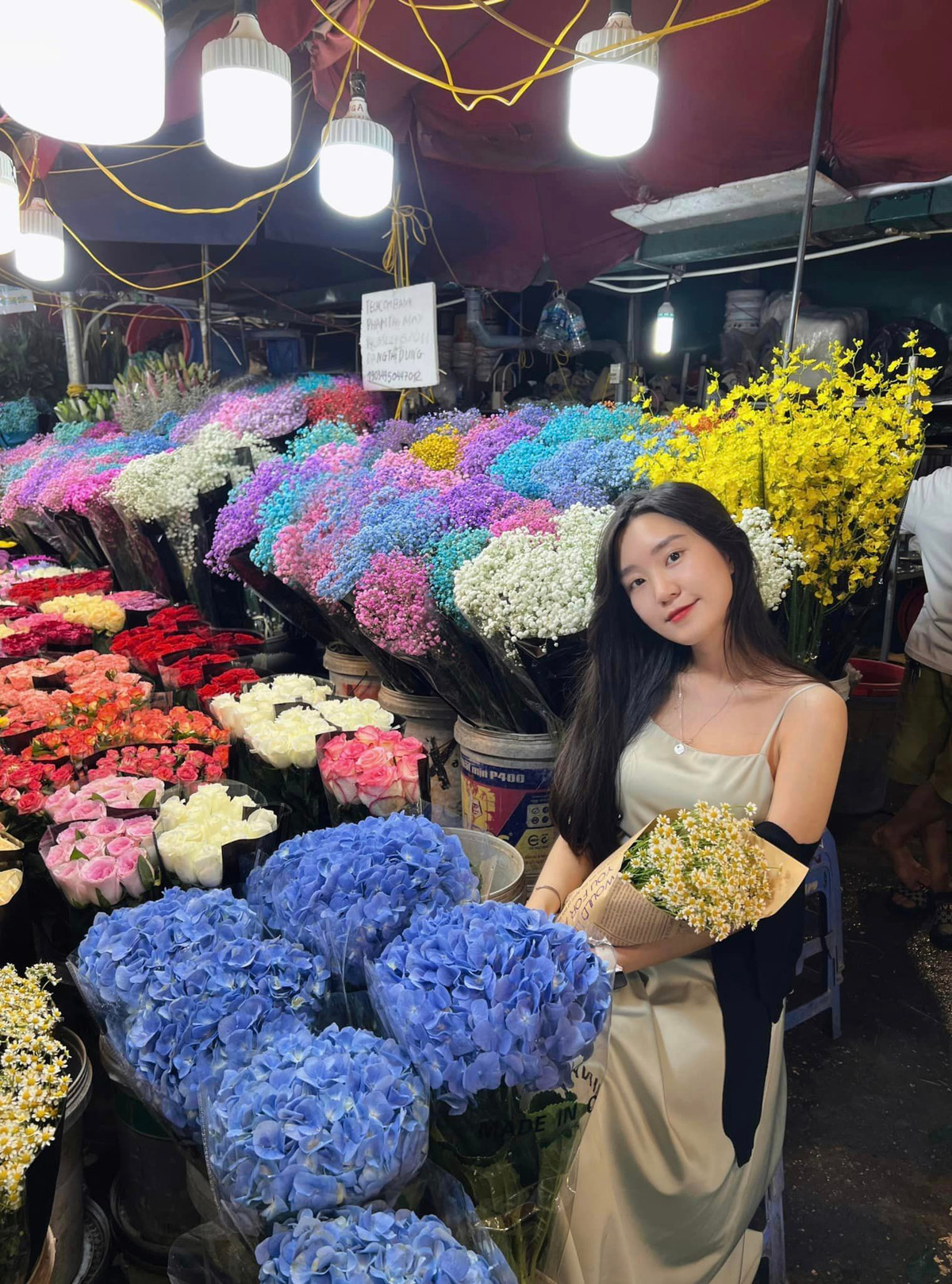 Đi dạo chợ hoa Quảng Bá vào buổi đêm là một trong những trải nghiệm bạn không thể bỏ qua khi đến Hà Nội. Ảnh: Huyền Trương