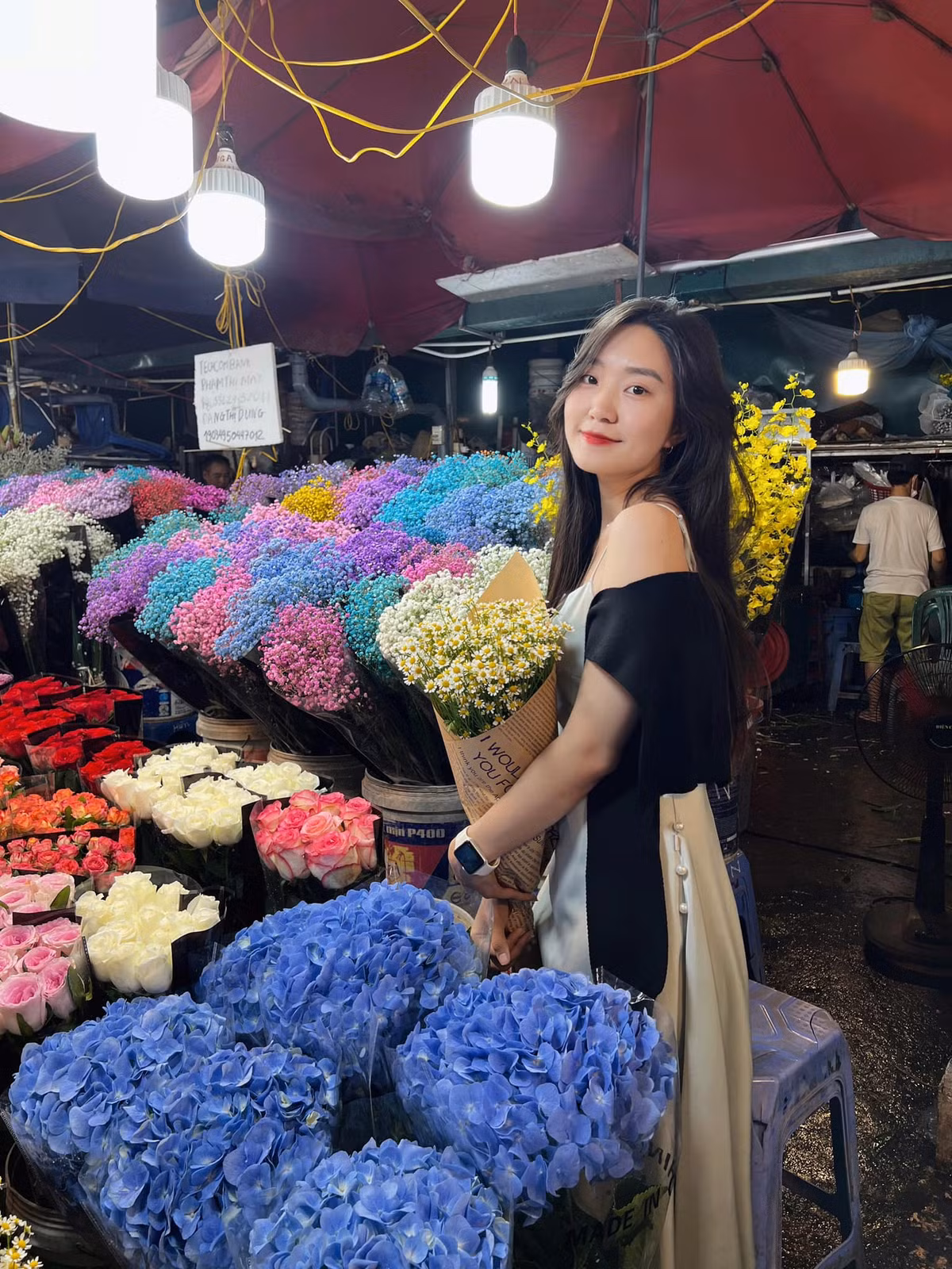 Không ít trai xinh gái đẹp đến đây để được trải nghiệm cảm giác đi chợ đêm, được thấy tận mắt, sờ tận tay những loài hoa mới lạ, được mua những bó hoa tươi xinh xắn, được “check in” bên những sạp hoa rực rỡ sắc màu.