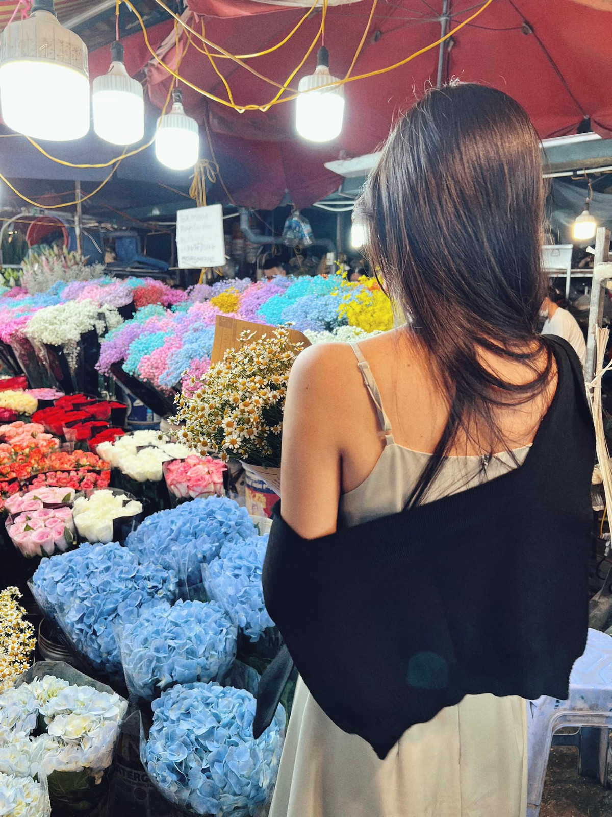 Điểm đặc biệt của chợ hoa Quảng Bá là thời gian họp chợ diễn ra vào ban đêm đến rạng sáng, thời gian đông họp chợ đông nhất là từ khoảng 11h đêm đến 4 giờ sáng hôm sau.