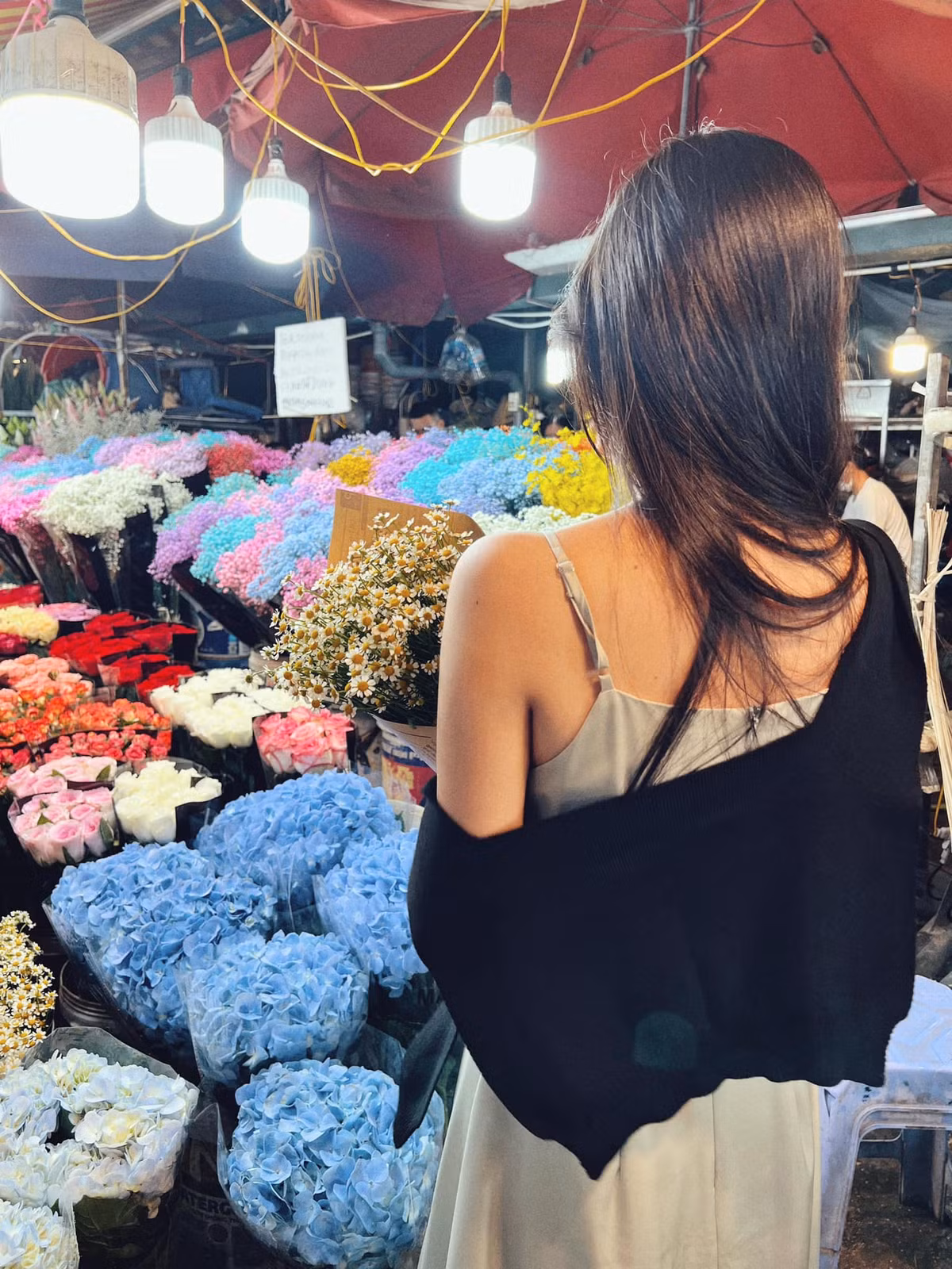 Điểm đặc biệt của chợ hoa Quảng Bá là thời gian họp chợ diễn ra vào ban đêm đến rạng sáng, thời gian đông họp chợ đông nhất là từ khoảng 11h đêm đến 4 giờ sáng hôm sau.