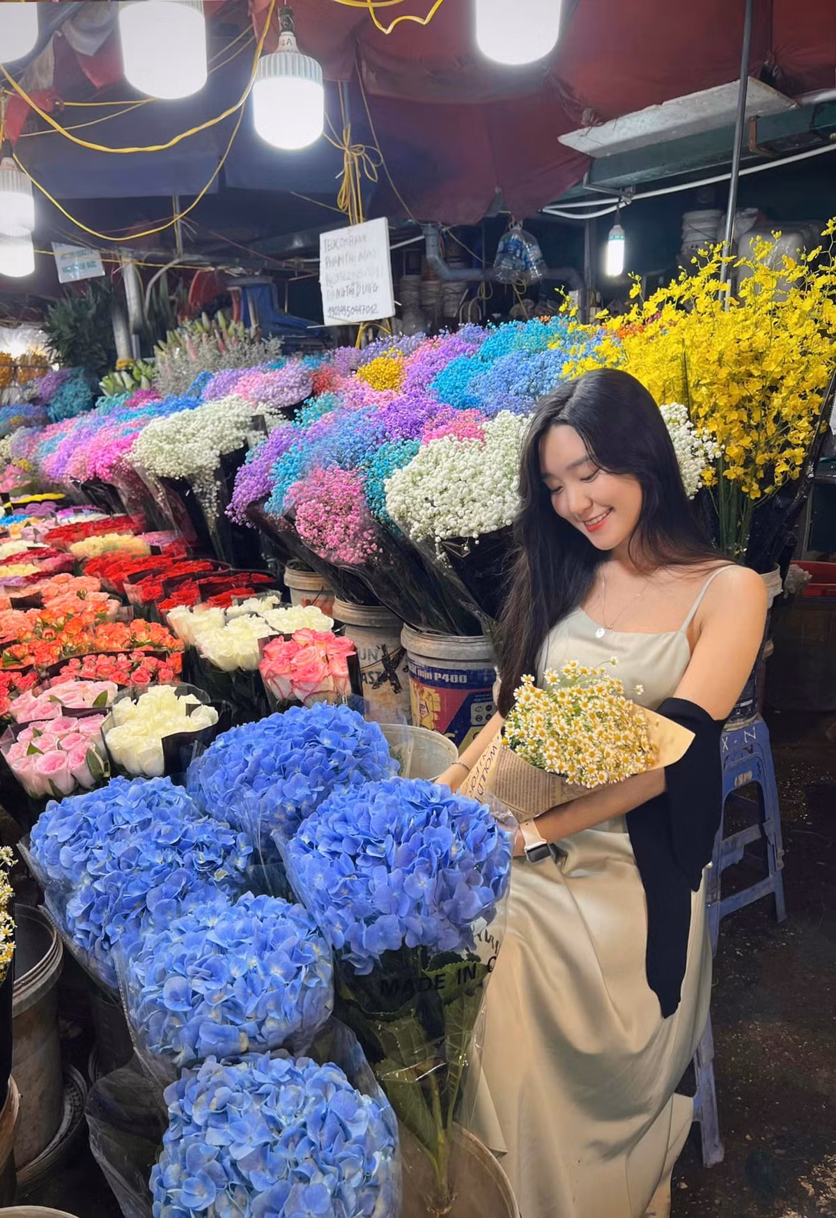 Đặc biệt, buổi tối ánh đèn chiếu xuống từng gian hàng, các sạp hoa trở nên lung linh, kỳ ảo hơn.