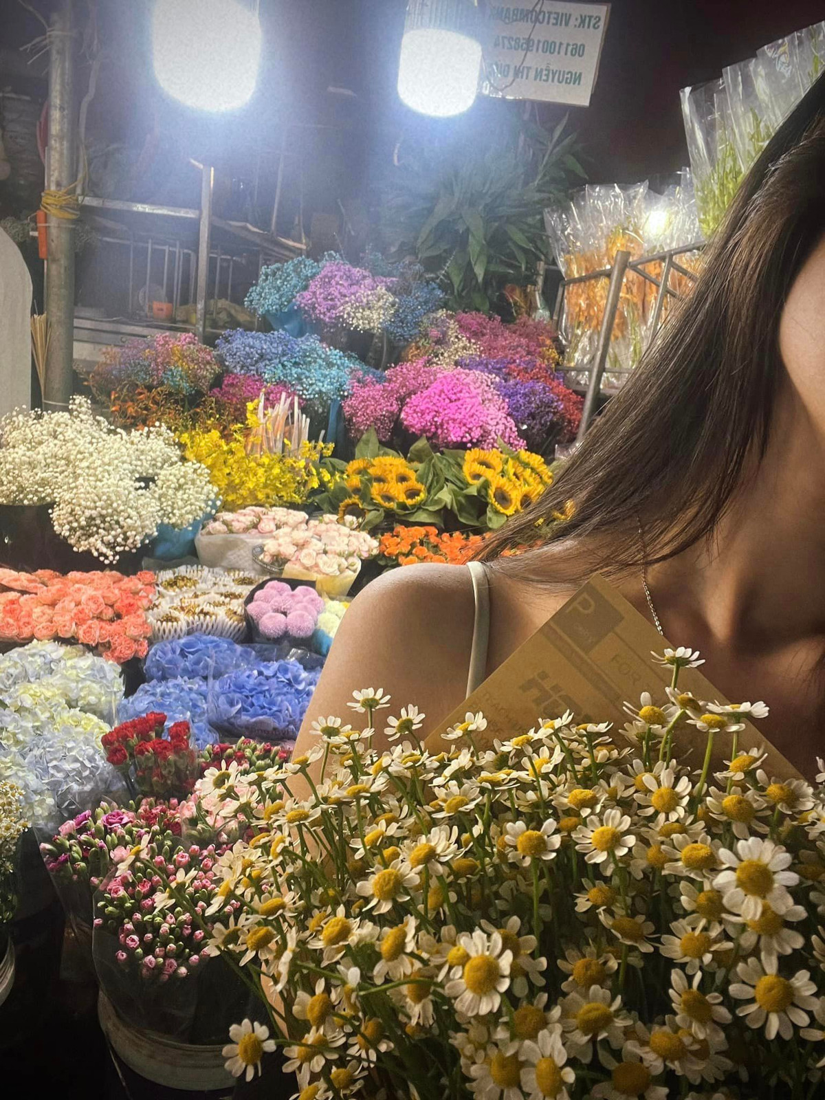 Cách trung tâm thành phố tầm 5km, khu chợ hoa Quảng Bá nằm trên đê Nghi Tàm (quận Tây Hồ) diễn ra vào buổi tối.