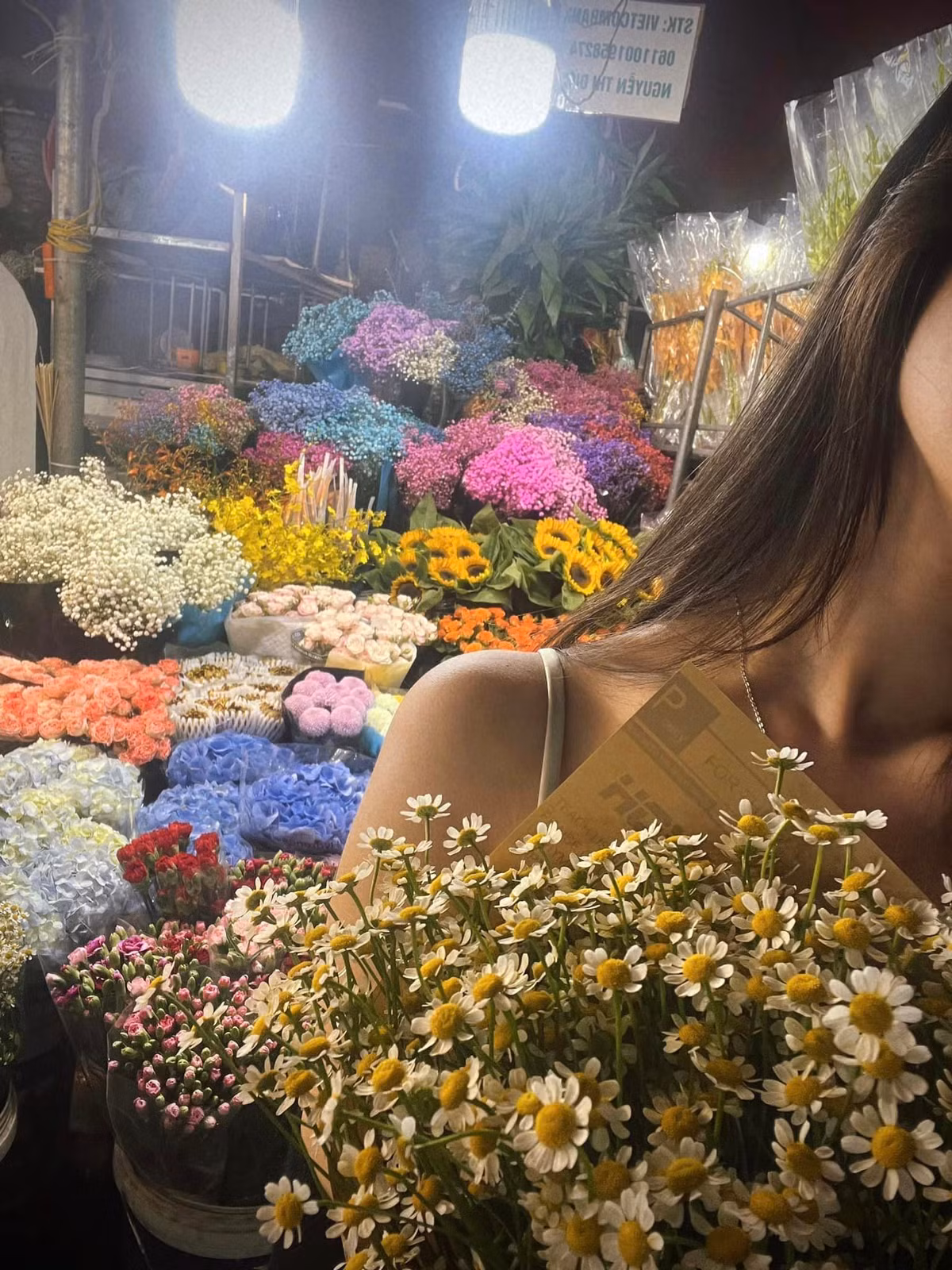 Cách trung tâm thành phố tầm 5km, khu chợ hoa Quảng Bá nằm trên đê Nghi Tàm (quận Tây Hồ) diễn ra vào buổi tối.