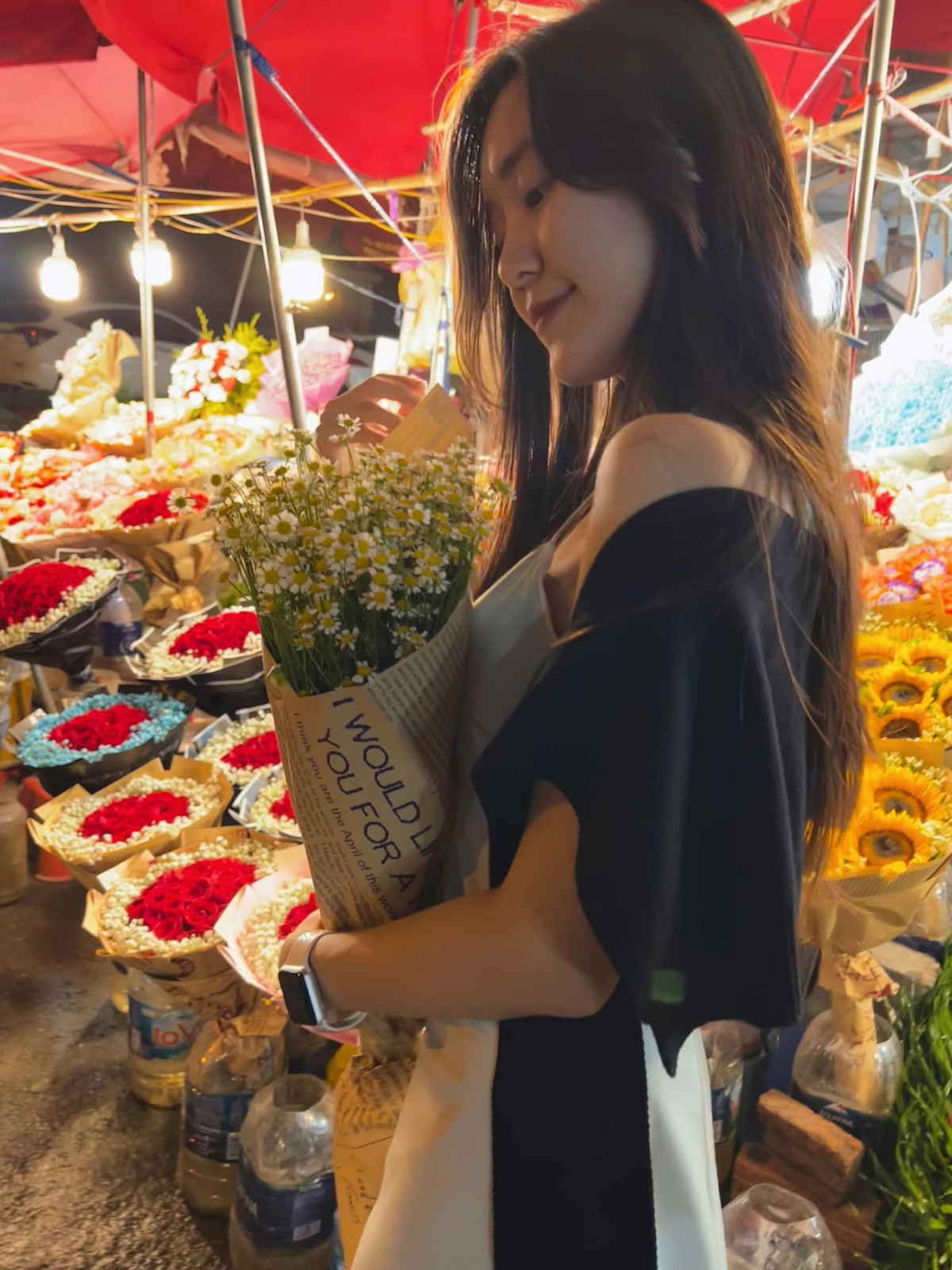 Nếu có cơ hội du lịch Hà Nội nên ghé thăm chợ hoa đêm Quảng Bá, cũng là dịp bạn có thể tìm hiểu, khám phá thêm về những nét văn hóa trong sinh hoạt, cuộc sống hàng ngày của người dân lao động khi thành phố đang ngủ.