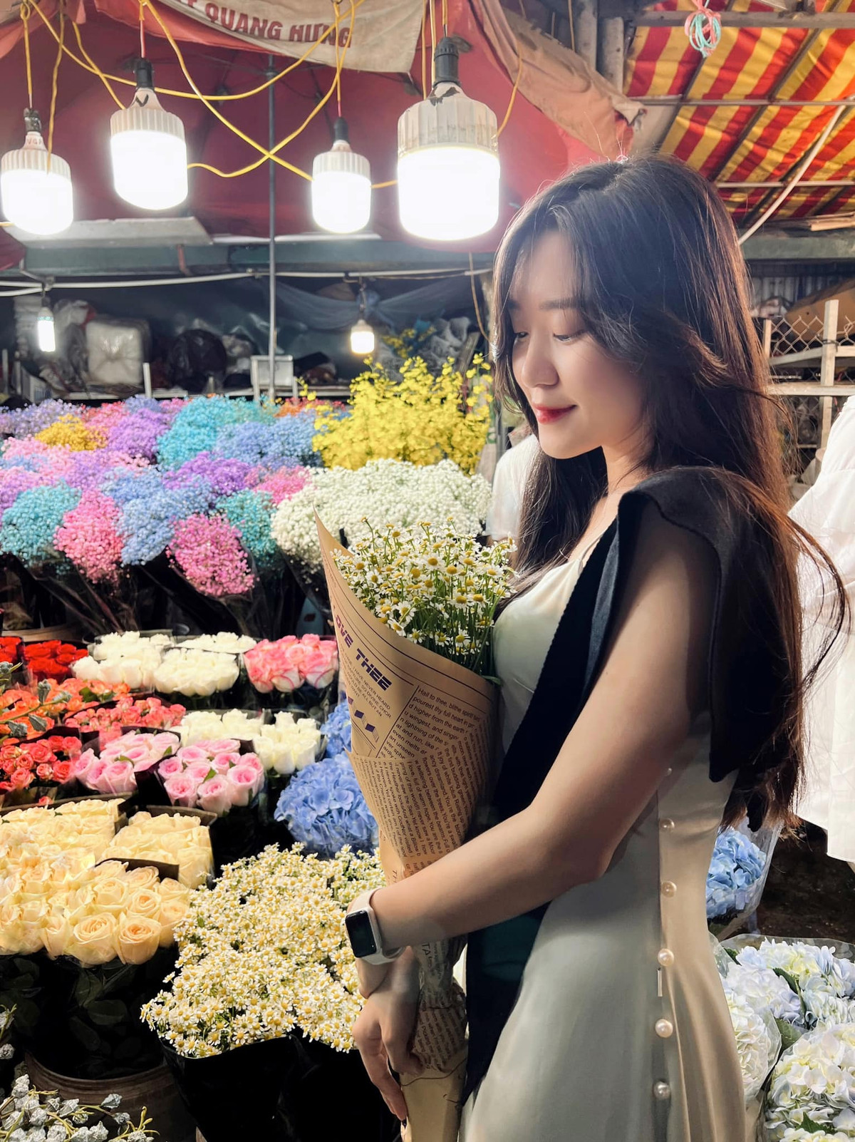 Lạc bước vào bên trong không gian chợ hoa đêm này, chắc chắn bạn sẽ mê mẩn trước thế giới hoa rực rỡ sắc màu và thôi thúc bản thân phải check in ngay tức thì.