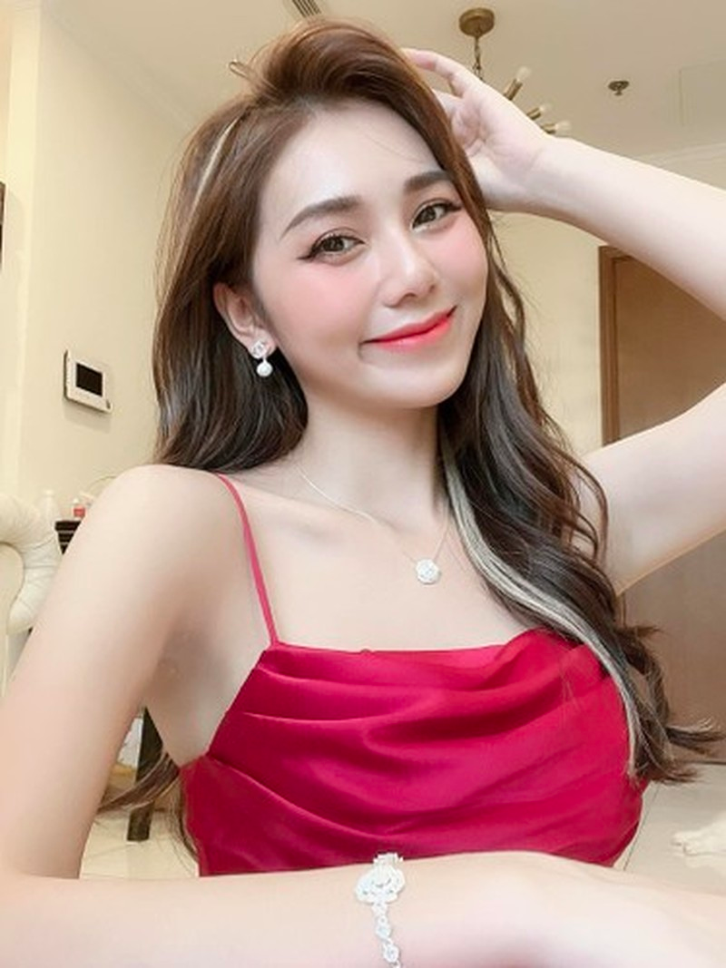 Điển hình là mới đây cô nàng bị một tài khoản MXH bất ngờ lên tiếng tố cáo Hoàng Kim Chi.