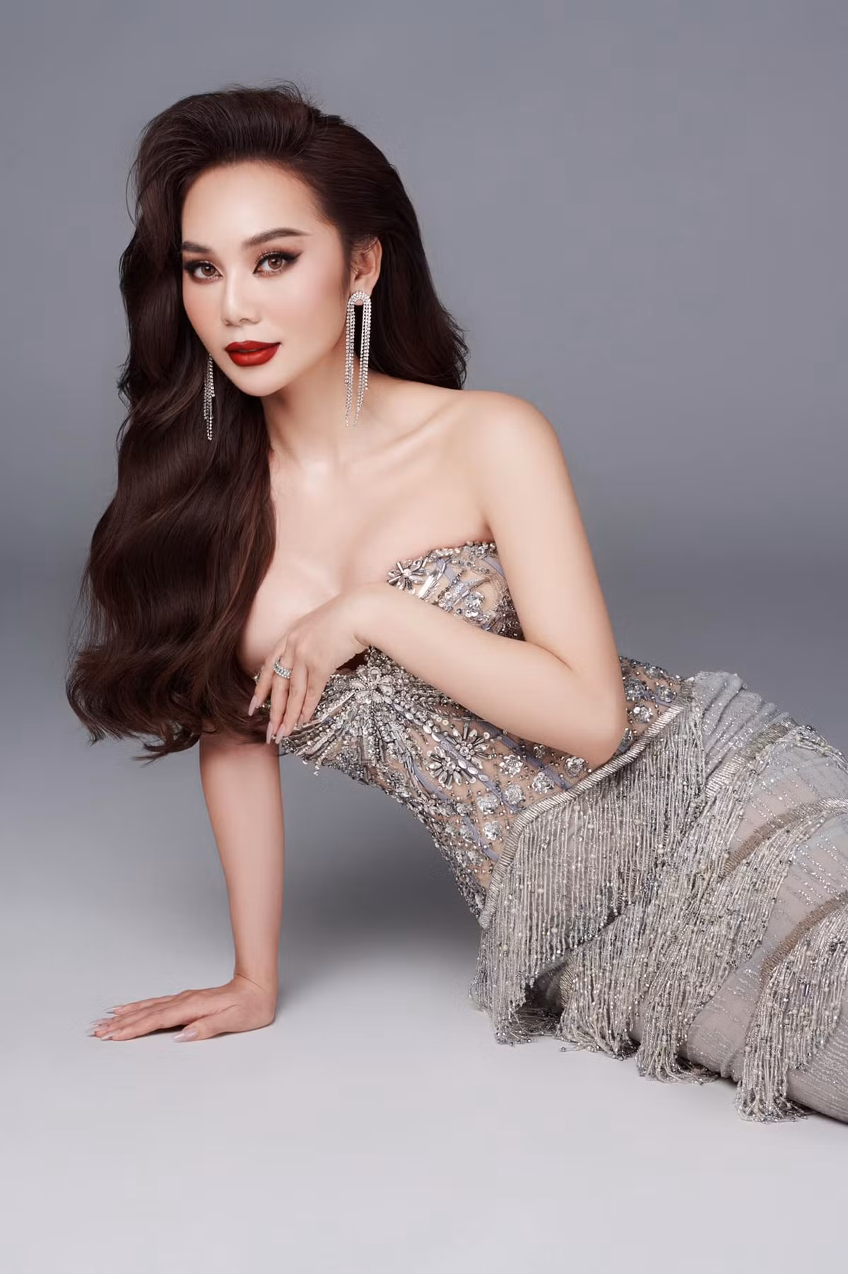 “Lúc thi xong, tụi mình có đứng chỗ trong sân khấu chờ Thiên Hương ra chụp hình. Chị đứng trước đó cũng đợi fan. Xong tụi mình có đứng trước mặt chị. Nếu là người biết điều một chút, chỉ cần gật đầu nhẹ xin qua, 2 là phải nói một tiếng lịch sự. Đằng này chị phẩy tay như lùa gà”, chủ tài khoản chia sẻ.