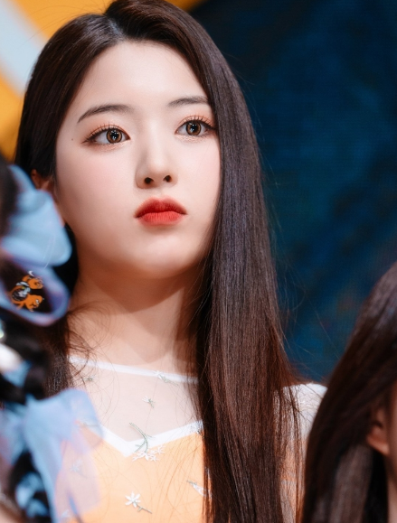 So với các thành viên trong nhóm, Jiwoo bị nhận xét là tròn trịa. Thậm chí người ta yêu cầu cô phải giảm cân.