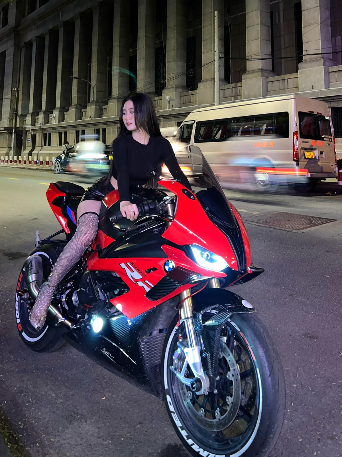 Phần lớn cư dân mạng khó có thể ngờ, cô gái trong sáng và thuần khiết như búp bê lại có vóc dáng nuột nà đến vậy.