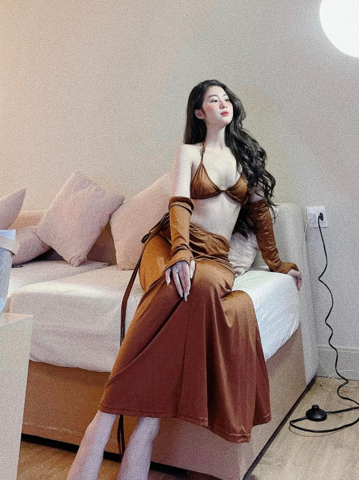 Người đẹp Đà Nẵng thường xuyên xuất hiện với gu ăn mặc gợi cảm làm nổi bật thân hình quyến rũ.