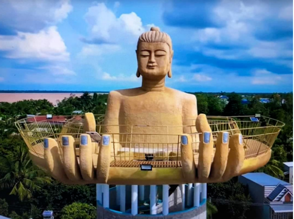 Không hoành tráng như cây Cầu Vàng ở Đà Nẵng, 2 cây cầu phiên bản ở Sóc Trăng và Trà Vinh được lấy cảm hứng và tạo cho mình một nét riêng biệt. Ảnh: Ken Ơi/Thánh Riviu