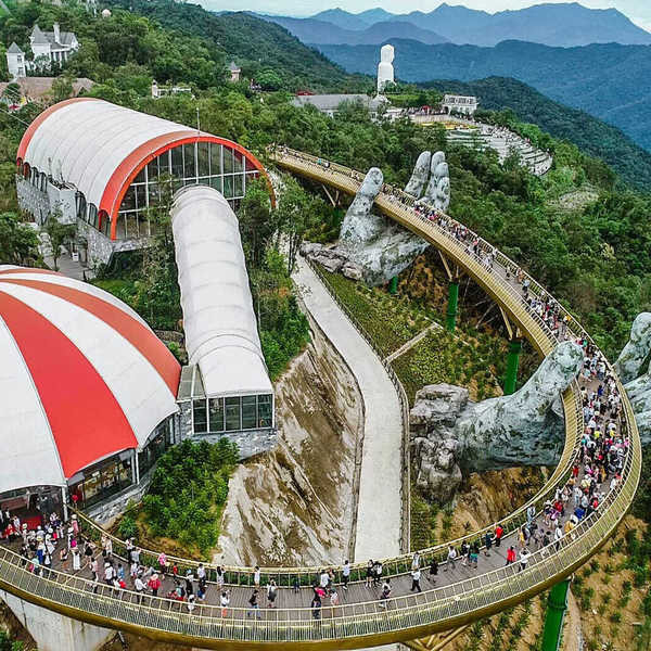 Cầu Vàng Đà Nẵng là điểm check in hấp dẫn của nhiều du khách. Thậm chí, cây cầu còn gây được tiếng vang lớn, trở thành cảm hứng cho nhiều kiến trúc sư. Ảnh: Vietnamnet