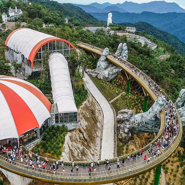 Cầu Vàng Đà Nẵng là điểm check in hấp dẫn của nhiều du khách. Thậm chí, cây cầu còn gây được tiếng vang lớn, trở thành cảm hứng cho nhiều kiến trúc sư. Ảnh: Vietnamnet