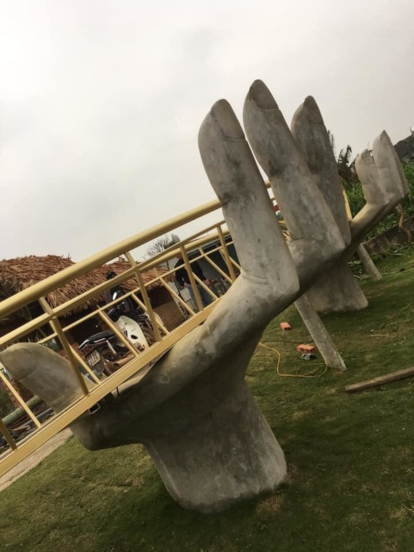 Trước đó, vào năm 2021, ở Quảng Bình cũng xuất hiện một phiên bản thu nhỏ của Cầu Vàng Đà Nẵng.